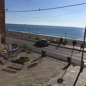 Piazza Buccelli A 10 Mt Dal Mare , Varazze Italia